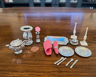 Set da pranzo vintage BARBIE Lotto Collezione speciale degli anni '90 INCOMPLETO Candele Piatti Tovaglioli Casa delle bambole in miniatura scala 1:6