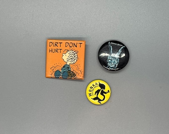 Lotto di 3 spille vintage divertenti dei film Snoopy, Willy Wonka e Donnie Darko, anni '90, effimere, spille da collezione.
