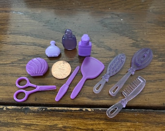 Vintage BARBIE Cosmetici Make Up Cura dei capelli Bagno in polvere Lotto Viola Casa delle bambole in miniatura degli anni '90 Scala 1:6