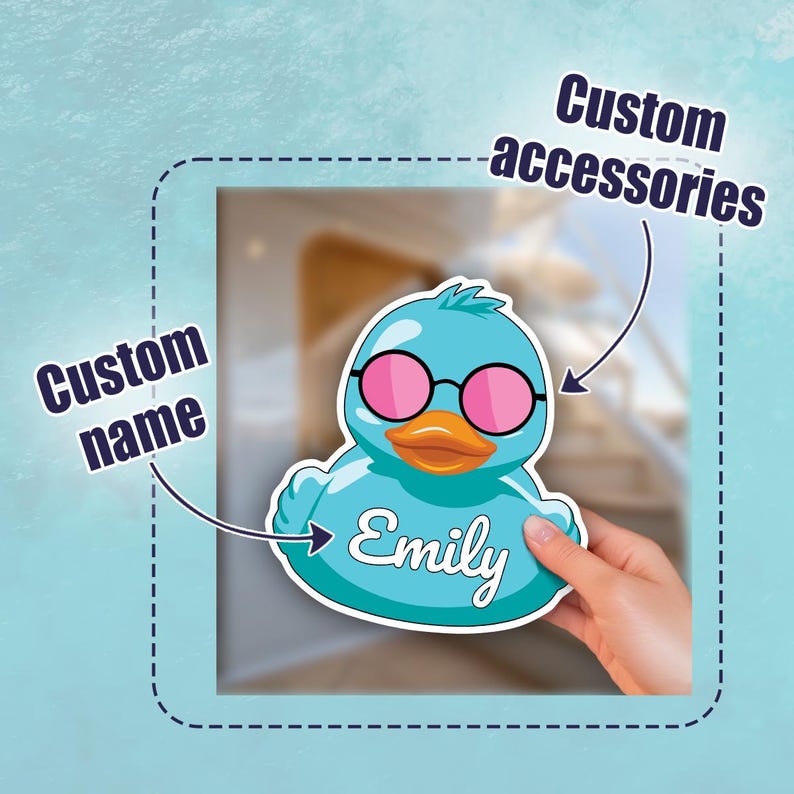 Puede incluir: Una pegatina con forma de pato azul claro con gafas de sol rosas y un pico naranja. La pegatina tiene el nombre "Emily" en una fuente cursiva. La imagen tambi&eacute;n incluye el texto "Accesorios personalizados" y "Nombre personalizado".