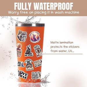 Puede incluir: Un vaso de acero inoxidable naranja con una variedad de pegatinas con tem&aacute;tica de lobos. Las pegatinas presentan ilustraciones de lobos, citas y refranes. El vaso es impermeable y tiene una laminaci&oacute;n mate para proteger las pegatinas.