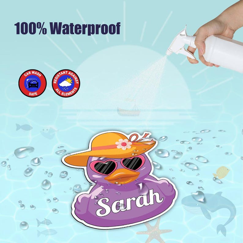 Puede incluir: Un pato de goma morado con gafas de sol y un sombrero amarillo con el nombre "Sarah". El pato est&aacute; siendo rociado con agua. La imagen tambi&eacute;n incluye el texto "100% Waterproof" y dos insignias circulares.