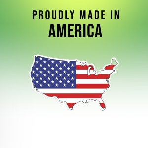 Op de afbeelding: Een witte omtrek van de kaart van de Verenigde Staten van Amerika met de kleuren van de Amerikaanse vlag erin. De tekst "Proudly Made in America" staat boven de kaart.