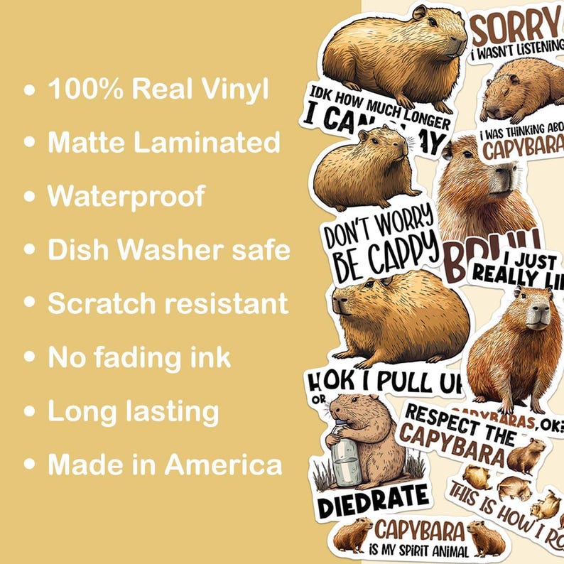 Op de afbeelding: Een set van negen capybara-thema vinyl stickers met verschillende ontwerpen en spreuken. De stickers bevatten illustraties van capybaras in verschillende poses en bevatten zinnen als "Maak je geen zorgen, wees Cappy", "Respecteer de capybara" en "Capybara is mijn spiritdier".