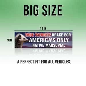 Op de afbeelding: Een bumper sticker met een opossum op een Amerikaanse vlag achtergrond. De tekst luidt "True Patriots Brake for America's Only Native Marsupial". De sticker is 11 inch lang en 3 inch breed.