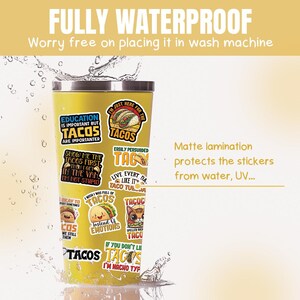 K&ouml;nnte beinhalten: Gelber isolierter Becher mit Aufklebern zum Thema Tacos. Die Aufkleber zeigen verschiedene Taco-bezogene S&auml;tze und Bilder. Der Becher hat einen schwarzen Deckel und der Text "FULLY WATERPROOF" steht oben.