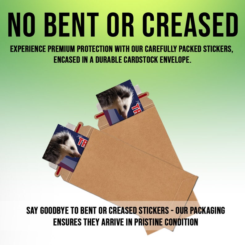 Op de afbeelding: Een bruine kartonnen envelop met de tekst "NO BENT OR CREASED" en "SAY GOODBYE TO BENT OR CREASED STICKERS - OUR PACKAGING ENSURES THEY ARRIVE IN PRISTINE CONDITION". De envelop toont twee stickers in de binnenkant, elk met een opossum.