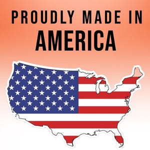 K&ouml;nnte beinhalten: Eine Grafik mit dem Text "Proudly Made in America" in schwarzer Schrift auf einem pfirsichfarbenen Hintergrund. Unter dem Text befindet sich eine wei&szlig;e Umrandung der Vereinigten Staaten mit den Farben der amerikanischen Flagge im Inneren.