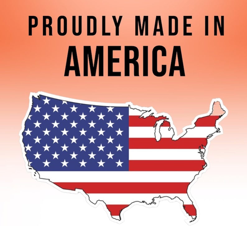 K&ouml;nnte beinhalten: Eine Grafik mit dem Text "Proudly Made in America" in schwarzer Schrift auf einem pfirsichfarbenen Hintergrund. Unter dem Text befindet sich eine wei&szlig;e Umrandung der Vereinigten Staaten mit den Farben der amerikanischen Flagge im Inneren.