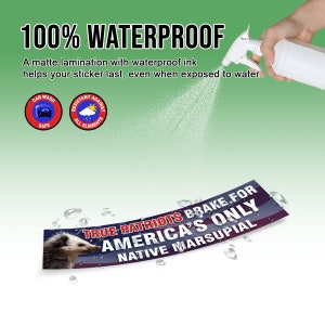 Op de afbeelding: Een sticker met een rood, wit en blauw Amerikaans vlagontwerp. De sticker luidt "True Patriots Brake for America's Only Native Marsupial". De sticker is waterdicht en bestand tegen autowasbeurten.