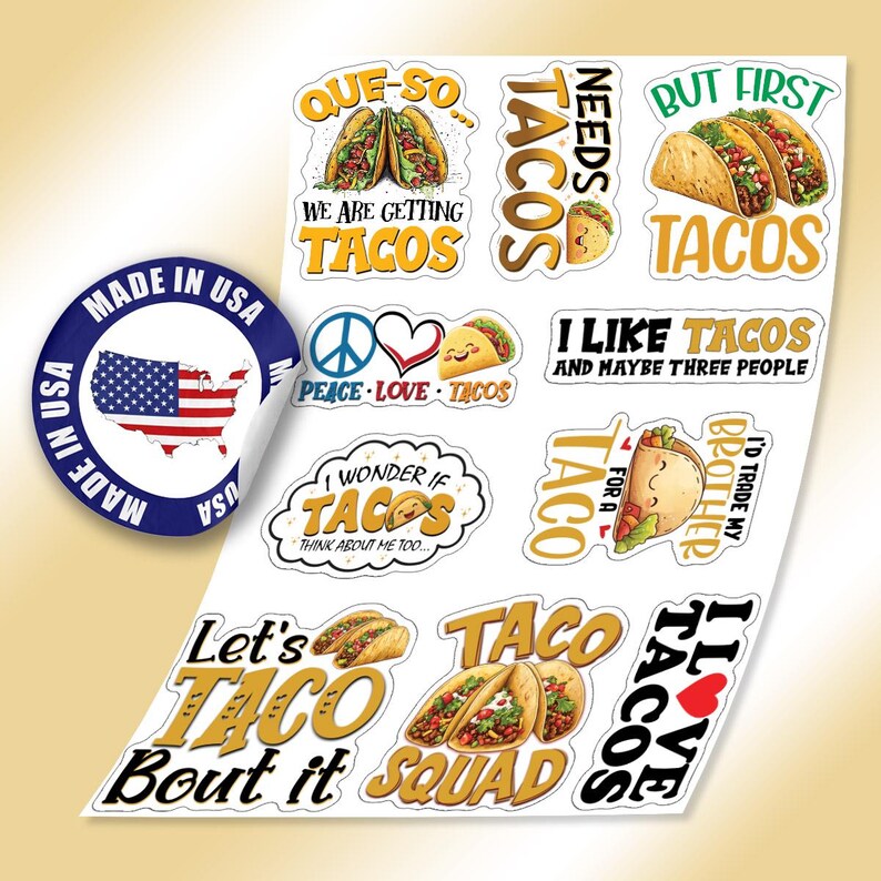 K&ouml;nnte beinhalten: Ein Bogen mit Aufklebern zum Thema Tacos mit verschiedenen S&auml;tzen und Illustrationen. Die Aufkleber zeigen Texte wie "But First Tacos" und "I Like Tacos". Ein "Made in USA"-Aufkleber ist ebenfalls enthalten. Die Aufkleber sind farbenfroh und lustig.
