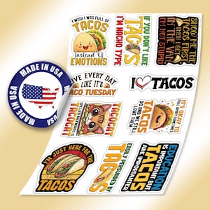 K&ouml;nnte beinhalten: Ein Bogen mit Aufklebern mit Taco-Motiven. Die Aufkleber zeigen verschiedene Taco-Illustrationen und S&auml;tze wie "Ich liebe Tacos", "Taco Tuesday" und "Ich bin nur wegen der Tacos hier". Ein "Made in USA"-Aufkleber ist ebenfalls enthalten.