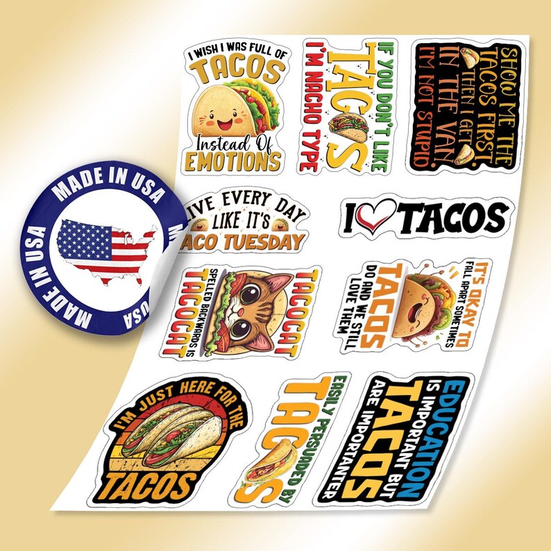 K&ouml;nnte beinhalten: Ein Bogen mit Aufklebern mit Taco-Motiven. Die Aufkleber zeigen verschiedene Taco-Illustrationen und S&auml;tze wie "Ich liebe Tacos", "Taco Tuesday" und "Ich bin nur wegen der Tacos hier". Ein "Made in USA"-Aufkleber ist ebenfalls enthalten.