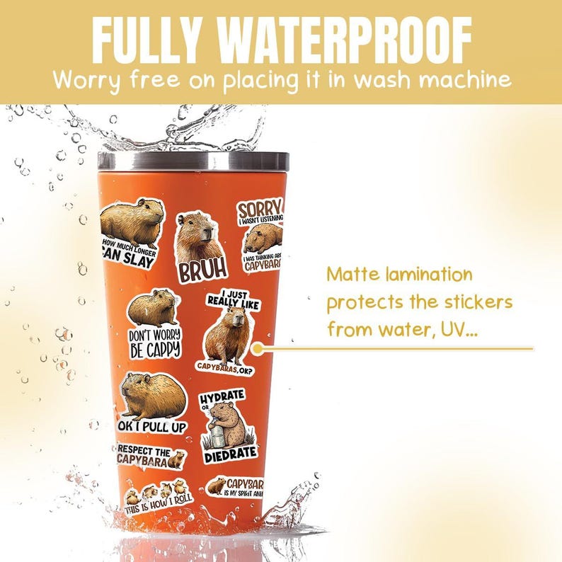 Op de afbeelding: Een roestvrijstalen tumbler met een feloranje buitenkant met meerdere stickers van capibara's met humoristische bijschriften. De tumbler is gedeeltelijk ondergedompeld in water, wat de waterdichte aard ervan aantoont. De tekst "FULLY WATERPROOF" en "Worry free on placing it in wash machine" staat boven de tumbler.