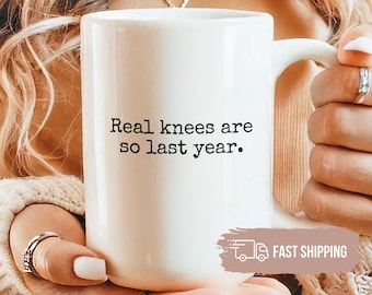 Taza divertida de reemplazo de rodilla. Las rodillas reales son cosa del pasado.