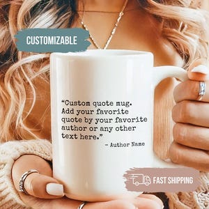 Puede incluir: Una taza de cer&aacute;mica blanca con una cita impresa. El texto dice: "Taza de cita personalizada. Agregue su cita favorita de su autor favorito o cualquier otro texto aqu&iacute;." La taza tiene un asa.