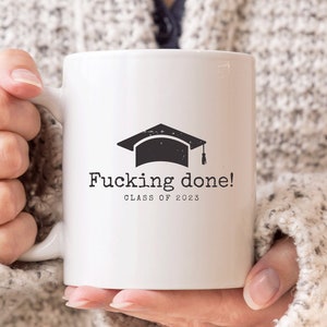 Lustiges Abschlussgeschenk, Klasse von 2023 Becher, individuelles bestandenes Geschenk, lustiges Abschlussbecher, grad Geschenk für Freund Kaffeetasse, College-Grad-Geschenk