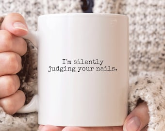Taza de técnico de uñas, regalo para técnico de uñas, regalo para técnico de uñas, regalos para salón de uñas, taza divertida de técnico de uñas, taza "Estoy juzgando tus uñas en silencio"
