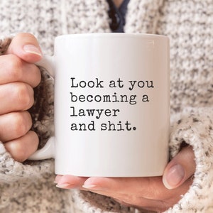 Mírate Convertirse En Una Taza De Abogado, Regalo De Graduación De Abogado, Taza De Abogado, Regalos De Derecho, Taza De Derecho, Taza De Estudiante De Derecho imagen 1