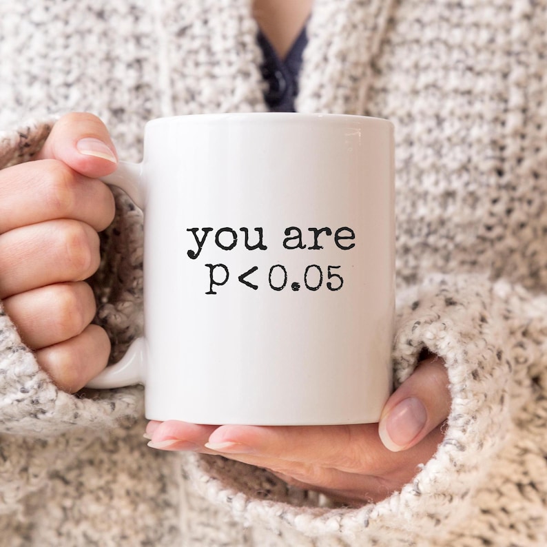 Puede incluir: Taza de cer&aacute;mica blanca con texto negro que dice "you are p<0.05".