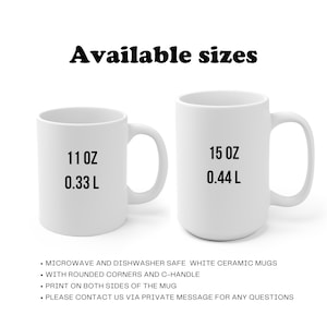 Pode incluir: Duas canecas de cer&acirc;mica branca com cantos arredondados e al&ccedil;as em C. A caneca &agrave; esquerda &eacute; de 11 oz (0,33 L) e a caneca &agrave; direita &eacute; de 15 oz (0,44 L). Ambas as canecas s&atilde;o adequadas para microondas e lava-lou&ccedil;as.