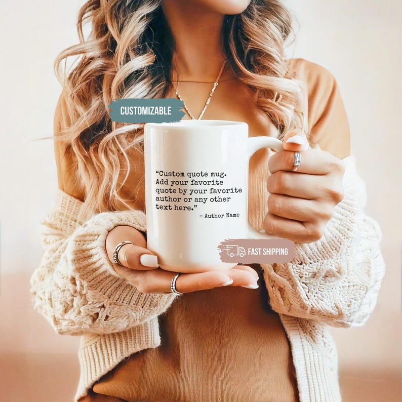 Puede incluir: Una taza de cer&aacute;mica blanca con una cita impresa. El texto dice: "Taza de cita personalizada. Agregue su cita favorita de su autor favorito o cualquier otro texto aqu&iacute;." La taza tiene un asa.