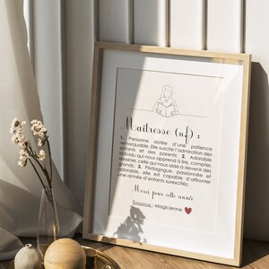 Puede incluir: Una impresi&oacute;n enmarcada con un dibujo en blanco y negro de una maestra sosteniendo un libro. El texto dice "Ma&icirc;tresse (nf): 1. Personne dot&eacute;e d'une patience remarquable. Elle suscite l'admiration des enfants et des parents; 2. Adorable individu qui nous apprend &agrave; lire, compter, dessiner, celle qui nous aide &agrave; devenir des grands: 3. P&eacute;dagogue, passionn&eacute;e et adorable, elle est capable d'affronter une arm&eacute;e d'enfants surexcit&eacute;s: Merci pour celle ann&eacute;e SYNONYME: Magicienne"