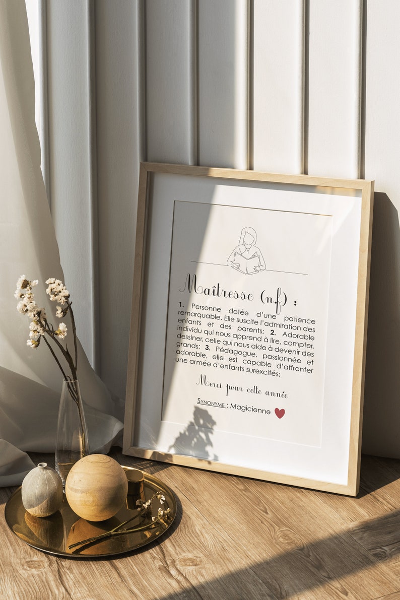 Puede incluir: Una impresi&oacute;n enmarcada con un dibujo en blanco y negro de una maestra sosteniendo un libro. El texto dice "Ma&icirc;tresse (nf): 1. Personne dot&eacute;e d'une patience remarquable. Elle suscite l'admiration des enfants et des parents; 2. Adorable individu qui nous apprend &agrave; lire, compter, dessiner, celle qui nous aide &agrave; devenir des grands: 3. P&eacute;dagogue, passionn&eacute;e et adorable, elle est capable d'affronter une arm&eacute;e d'enfants surexcit&eacute;s: Merci pour celle ann&eacute;e SYNONYME: Magicienne"