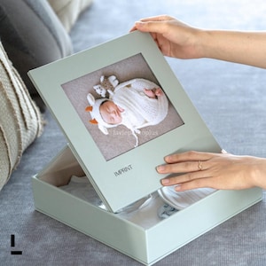Aufsteller für Fotos | Herzlichen Glückwunsch zu Ihrem neuen Baby | Babyparty Memory | 100% Baumwolle | Personalisierte Foto-Geschenkbox | Kleinkind Body