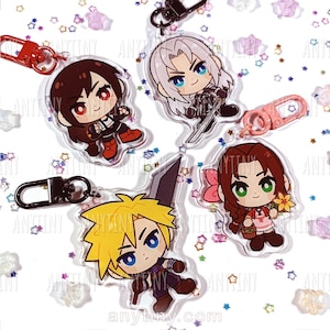 Peut inclure: Ensemble de quatre porte-clés en acrylique avec des illustrations de personnages de style anime. Chaque porte-clés présente un personnage différent avec des cheveux et des vêtements distinctifs. Les porte-clés comprennent un mousqueton pour une fixation facile. Le fond est décoré de confettis en forme d'étoiles.