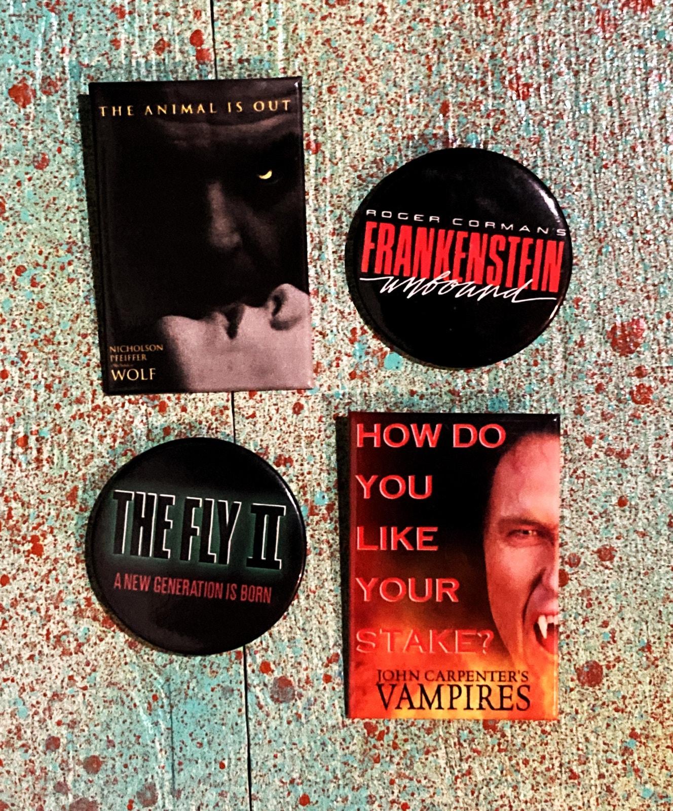 Set Di 2 Spille Smaltate In Metallo &ndash; Nastri Di Film Horror Classici VHS &ndash; Nuove