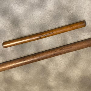 Reglas antiguas de madera para rodar/paralelas - Juego de dos - "INSCRIPCIÓN HEBREA"