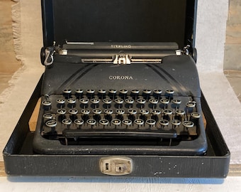 Máquina de escribir Smith Corona "Sterling" de la década de 1940 con estuche de madera.