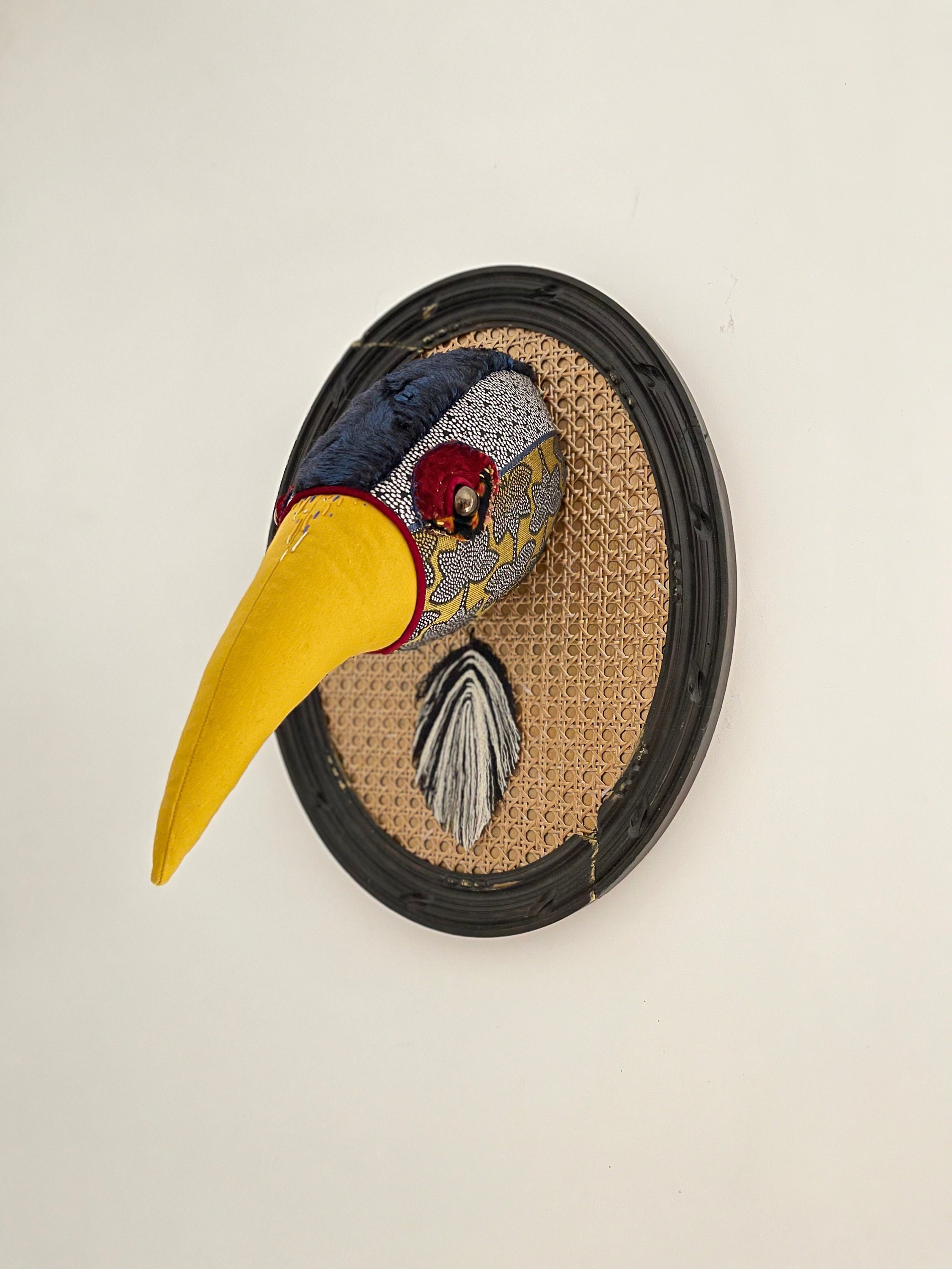 Tête d'oiseau en Tissu sur Cadre Cannage Doré