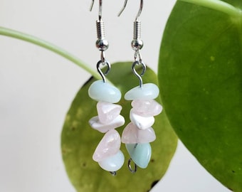 Pendientes y collar de gota de cristal crudo de bandera trans / Gradiente de orgullo de chip de piedra preciosa apilada / Azul, blanco, rosa / Joyería hecha a mano sostenible