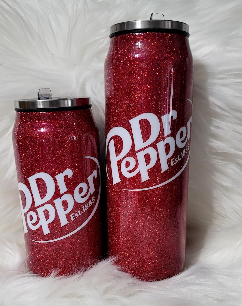 Puede incluir: Dos vasos aislados rojos con purpurina con un logotipo blanco de Dr Pepper y el texto "Est. 1885".