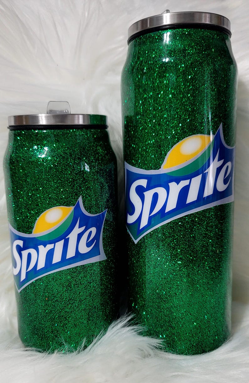 Puede incluir: Dos vasos aislados de purpurina verde con un logotipo de Sprite. Los vasos tienen la forma de una lata.
