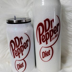 Puede incluir: Dos vasos de acero inoxidable blanco con acabado brillante. Ambos vasos presentan un logotipo rojo de Dr Pepper con las palabras "Diet" y "Est. 1885".