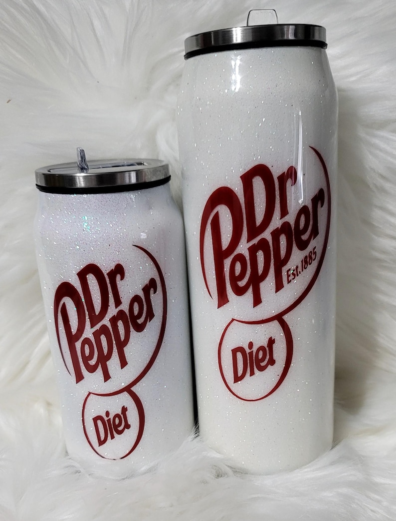 Puede incluir: Dos vasos de acero inoxidable blanco con acabado brillante. Ambos vasos presentan un logotipo rojo de Dr Pepper con las palabras "Diet" y "Est. 1885".