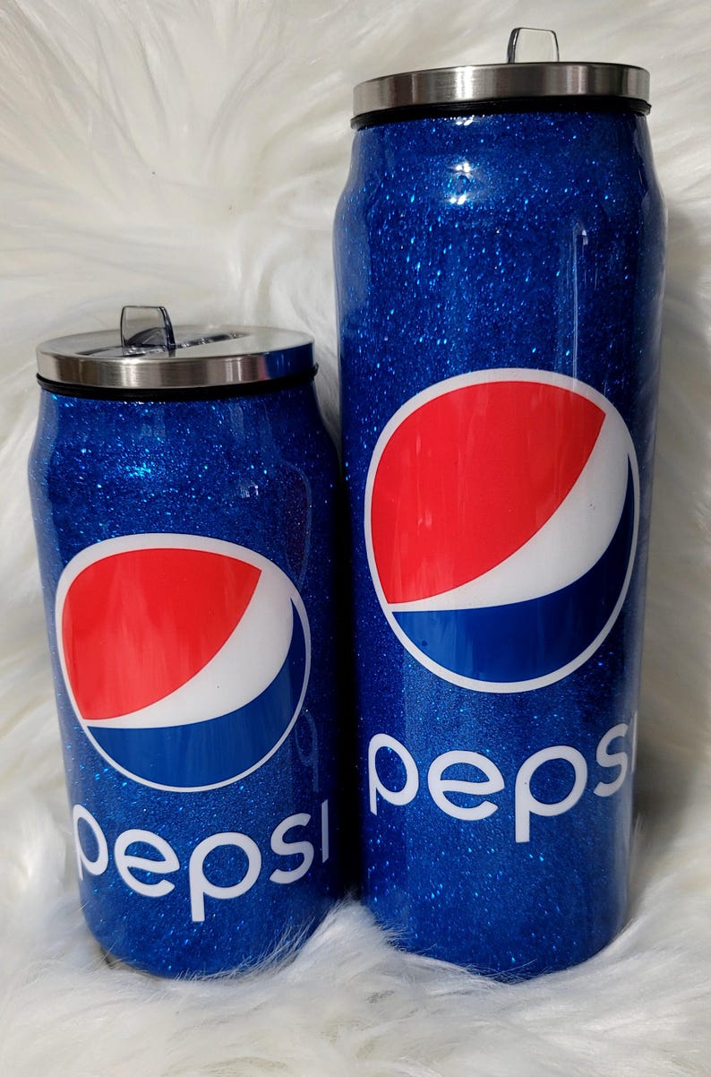 Puede incluir: Dos vasos aislados de purpurina azul con un logotipo de Pepsi y la palabra "Pepsi" en ellos.