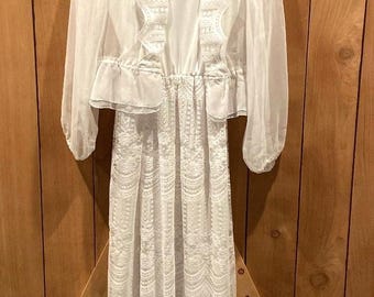 1970年代の白いドレスと短いオーバーコート