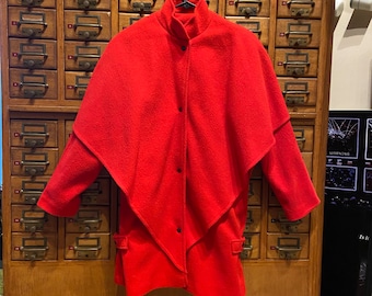 Cappotto rosso vintage comodo/mantella