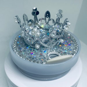 Adorno de corona con diamantes de imitación BLING, compatible con tapas Stanley, diamantes de imitación, tapa decorativa sobre una base ajustada, regalo único MÁS VENDIDO