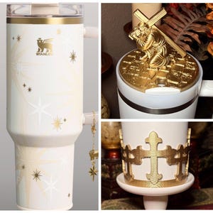 Puede incluir: Un letrero de madera hecho a mano con la palabra "Welcome" en una fuente juguetona. El letrero est&aacute; pintado de blanco con un acabado envejecido y presenta un dise&ntilde;o floral decorativo en tonos rosas y verdes. Dise&ntilde;ado para colgar.