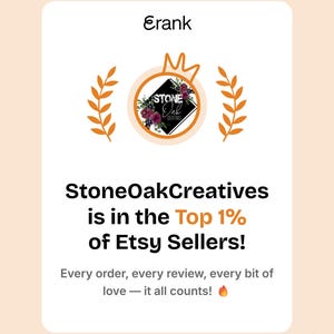 Puede incluir: Gr&aacute;fico con el texto "Erank" en la parte superior y "StoneOakCreatives est&aacute; en el Top 1% de los vendedores de Etsy" debajo. El gr&aacute;fico incluye un logotipo circular con elementos florales y una corona, y el texto "&iexcl;Cada pedido, cada rese&ntilde;a, cada poco de amor, todo cuenta!"