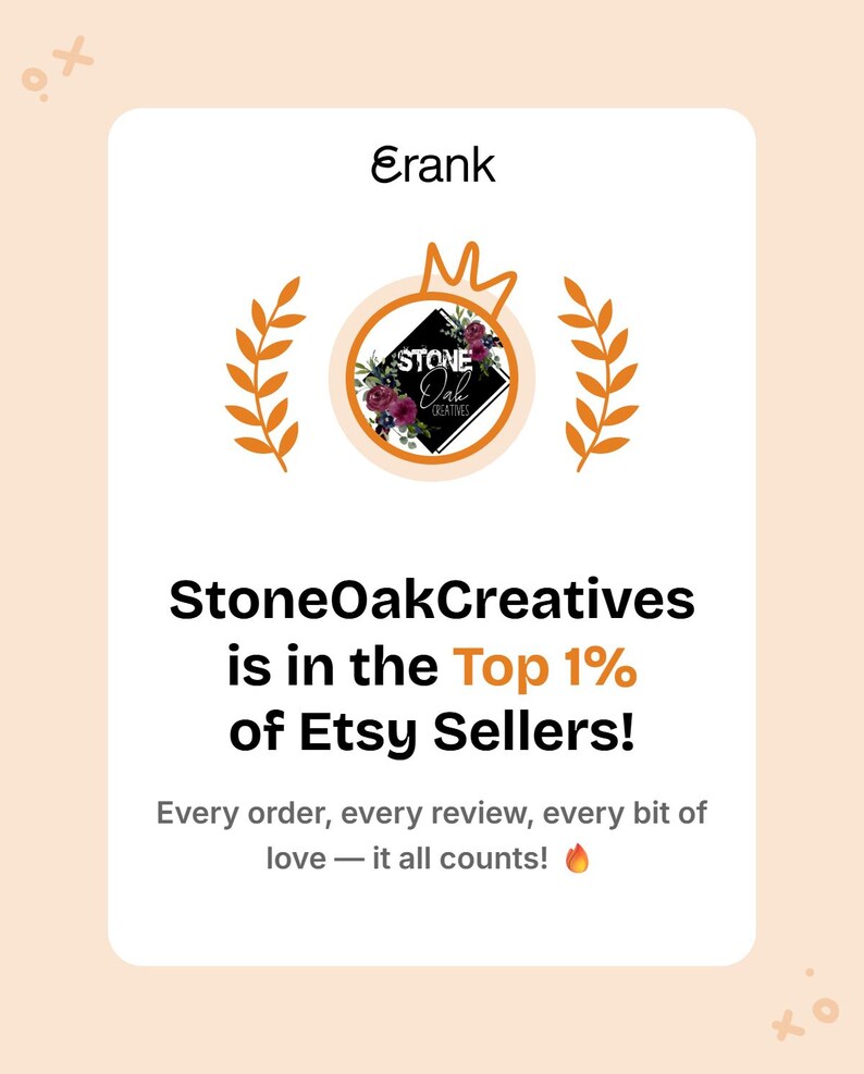 Puede incluir: Gr&aacute;fico con el texto "Erank" en la parte superior y "StoneOakCreatives est&aacute; en el Top 1% de los vendedores de Etsy" debajo. El gr&aacute;fico incluye un logotipo circular con elementos florales y una corona, y el texto "&iexcl;Cada pedido, cada rese&ntilde;a, cada poco de amor, todo cuenta!"