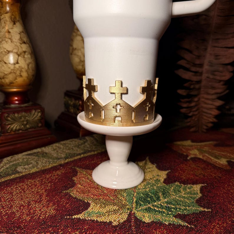 Puede incluir: Un juego de tres tazas de cer&aacute;mica con un acabado moteado y mate. Las tazas son de color crema, gris claro y gris oscuro. Cada taza tiene un dise&ntilde;o simple y minimalista.