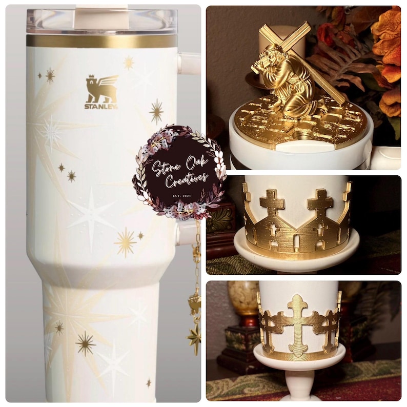 Puede incluir: Un vaso Stanley blanco con detalles dorados y dise&ntilde;os de estrellas. La imagen tambi&eacute;n muestra figuras religiosas doradas y candelabros con dise&ntilde;os de cruces. El vaso tiene una tapa y un asa.