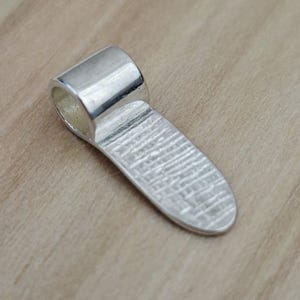 Op de afbeelding: Een witte keramische mok met een zwart handvat en de tekst "But First, Coffee" in een zwarte, handgeschreven lettertype. De mok staat op een wit oppervlak.