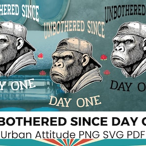 以下が含まれることがあります： 「UNBOTHERED SINCE DAY ONE」の文字と、キャップをかぶったゴリラの頭部が3つ描かれたイラスト。背景はティール色で、小さな赤い花のアクセントが施されています。デジタルアートやアパレルに適したデザインです。